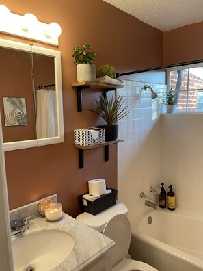 Ducha y bañera combinadas, secador de pelo, toallas y jabón
