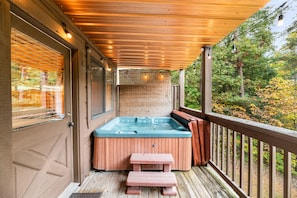 Outdoor spa tub