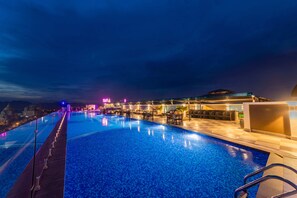 Indoor pool, 2 outdoor pools