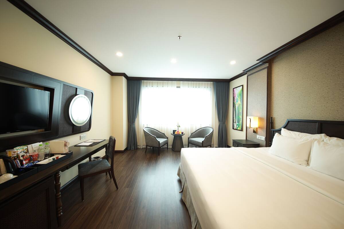 Grand Deluxe Double Room | Minibar, in-room safe, desk, laptop workspace