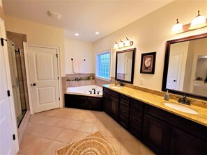 Combined shower/tub, jetted tub, hair dryer, towels