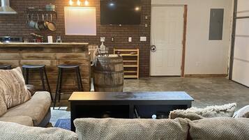 Smart-tv, pejs, bøger, computerskærme