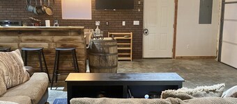 The Barndominium @ Moon Valley, King Bed, Unique, Gas Stove, Full Fence