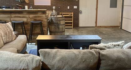 The Barndominium @ Moon Valley, King Bed, Unique, Gas Stove, Full Fence