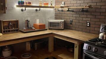 Køleskab, mikrobølgeovn, ovn, kogeplade