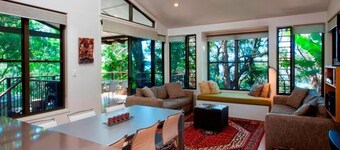 2 Bedroom Deluxe Lakehouse - Lakefront Retreat minutes from Noosa