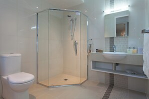 Een douche, milieuvriendelijke toiletartikelen, een haardroger
