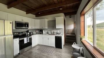 Kylskåp, mikrovågsugn, ugn och spishäll