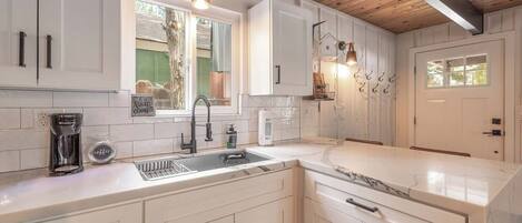 Kjøleskap, mikrobølgeovn, ovn og kokeplater