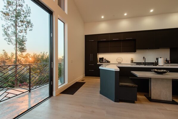 冷蔵庫、電子レンジ、オーブン、食器洗い機