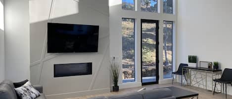 Una Smart TV, una chimenea, libros