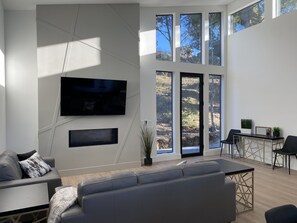 スマートテレビ、暖炉、書庫