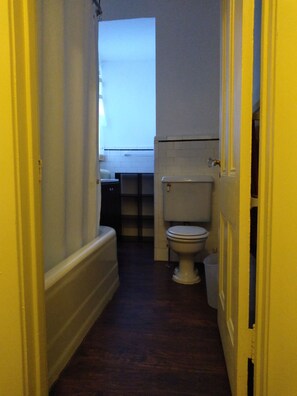 Duschwanne, Handtücher, Seife, Toilettenpapier