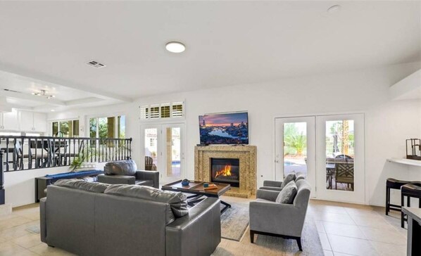 Smart TV, fireplace