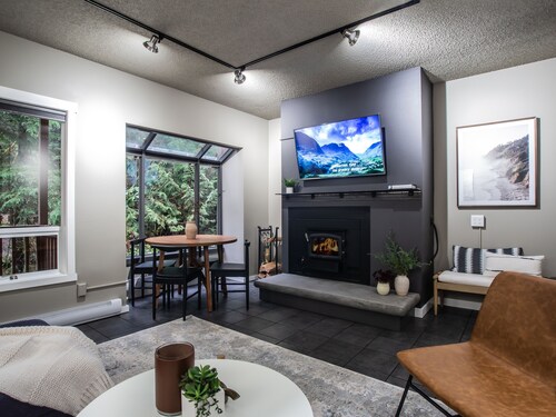 Modern & Fresh Mountain Condo - Clubhouse w/Indoor Pool, Spa, Sauna, Gym, Game Room & Sports Courts