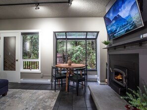 Dining - Modern & Fresh Mountain Condo - Clubhouse w/Indoor Pool, Spa, Sauna, Gym, Game Room & Sports Courts (Glacier)