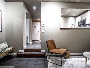 Interior - Modern & Fresh Mountain Condo - Clubhouse w/Indoor Pool, Spa, Sauna, Gym, Game Room & Sports Courts (Glacier)