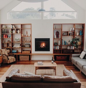 Smart TV, fireplace, books, stereo - Samphire Collection Albany - centrally located, luxury accommodation. (Albany)