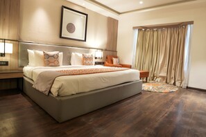 Suite | Hypo-allergenic bedding, minibar, in-room safe, desk