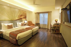 Deluxe Twin Room | Hypo-allergenic bedding, minibar, in-room safe, desk