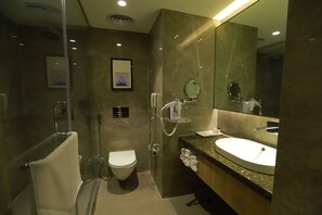 Deluxe Double Room | Bathroom | Shower, rainfall showerhead, free toiletries, hair dryer