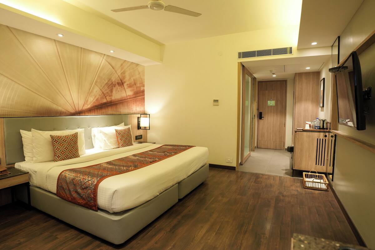 Habitación Deluxe doble | Ropa de cama hipoalergénica, minibar, caja fuerte y escritorio