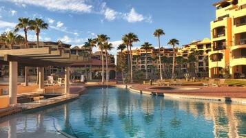 Condo, 2 Bedrooms | Kolam renang | Kolam renang terbuka