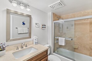 Apartamento, 1 cama de matrimonio grande con sofá cama (Kamaole Sands 1101) | Baño