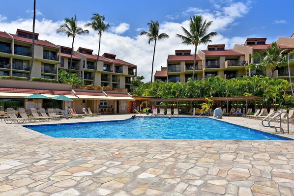 Apartamento, 1 cama de matrimonio grande con sofá cama (Kamaole Sands 1101) | Piscina | Una piscina al aire libre