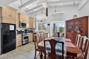 Fridge, microwave, oven, stovetop - Miles of Private Gulf Beach-Luxury 4 BR-Pets Okay-Kayaks & SUPs-Best Shark Teeth (Englewood)