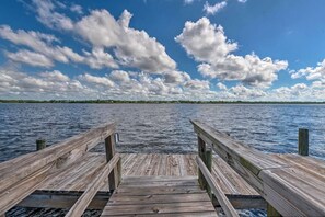 Rannalla, aurinkotuoleja, rantapyyhkeitä