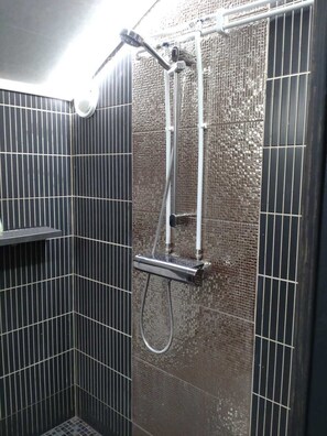 Badewanne, Haartrockner, Handtücher, Seife