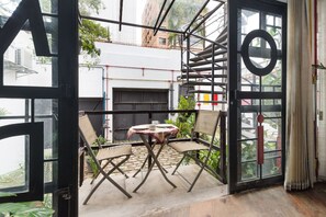 Outdoor dining - VILA MADALENA: BEST LOCATION, ARTISTIC APARTMENT (São Paulo)
