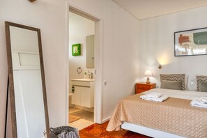 Iron/ironing board, free WiFi, bed sheets