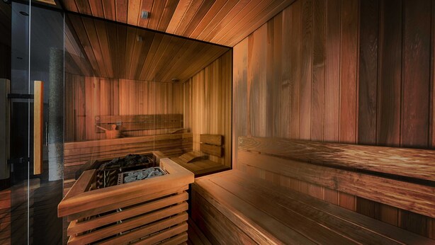 Un sauna avec des bancs en bois et un mur en verre.
