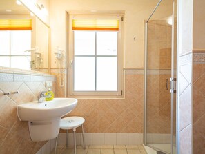 Een douche, een haardroger, handdoeken