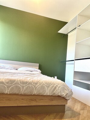 3 bedrooms, desk, iron/ironing board