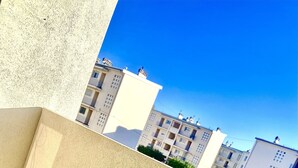 A rooftop terrace with a green artificial grass area and a beige wall. - 77m2 T4 apartment (La Seyne-sur-Mer)