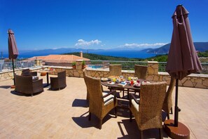 Outdoor dining - Comfortable and quiet villa so close to Fiskardo harbor. (ΕΡΙΣΟΣ)