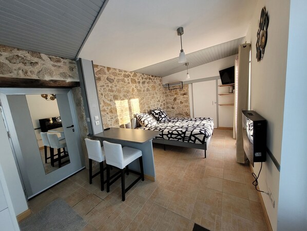 1 bedroom, free WiFi, bed sheets - agréable chambre d'hôtes au calme avec vue sur le jardin (Le Poiré-sur-Vie)