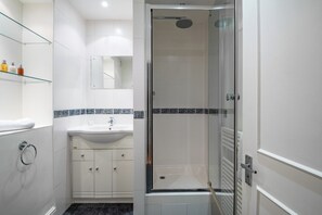 Lägenhet (1 Bedroom) | Badrum | Dusch, gratis toalettartiklar, hårtork och handdukar