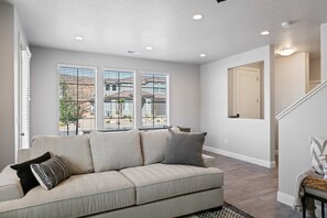 Townhouse, 4 soverom | Oppholdsområde | Smart-TV og strømmetjenester