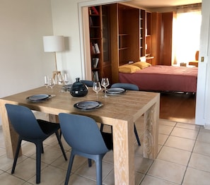 2 bedrooms, in-room safe, desk, iron/ironing board