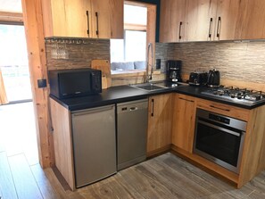 Kylskåp, mikrovågsugn, ugn och diskmaskin