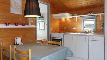 Kühlschrank, Herdplatte, Wasserkocher mit Kaffee-/Teezubehör