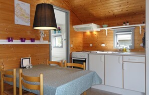 Køleskab, mikrobølgeovn, kogeplade, kaffe-/temaskine