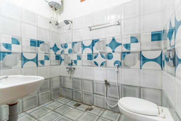 Deluxe Double Room | Bathroom | Shower, towels