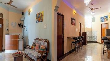 Chambre Double Deluxe | Coin séjour | Télévision LCD de 32 pouces avec chaînes par câble, télévision