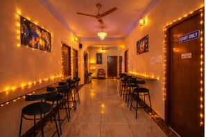 Deluxe Double Room | Living area | 32-inch LCD TV with cable channels, TV - La Villa Pondi Chérie Center Town Beach Auroville (Puducherry)