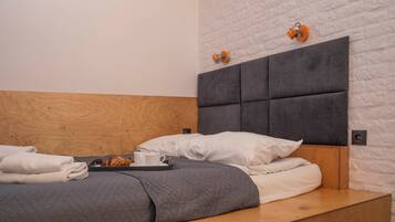 Economy Double Room Single Use | Desk, laptop workspace, bed sheets